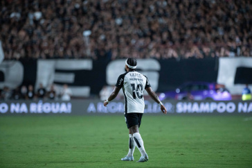 Memphis Depay durante jogo do Corinthians no Canind�