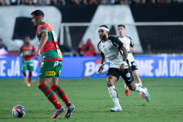 Memphis Depay marca zagueiro da Portuguesa em duelo pelo Paulista