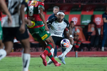 Memphis Depay observa a bola durante duelo contra a Portuguesa