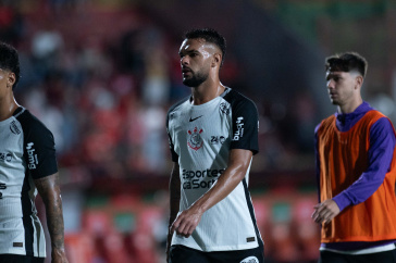 Raniele na sa�da do gramado do Canind�