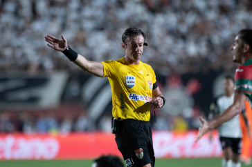 Raphael Claus durante jogo entre Corinthians e Portuguesa