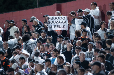 Torcedor do Corinthians estende faixa sobre Hugo Souza na arquibancada