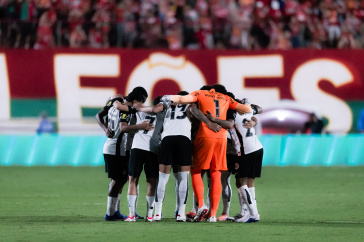 Elenco e jogadores do Corinthians reunidos antes de a bola rolar