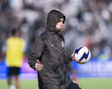 Gabriel Paulista durante aquecimento no Canind�