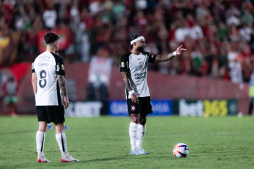 Garro e Memphis Depay durante cobran�a de falta