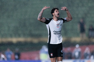 Gustavo Henrique comemorando p�nalti convertido