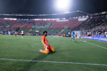 Hugo Souza celebra de joelhos a classifica��o