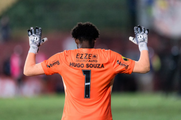 Hugo Souza em ora��o antes de p�nalti