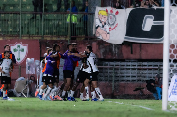 Jogadores do Corinthians comemorando gol diante da Portuguesa
