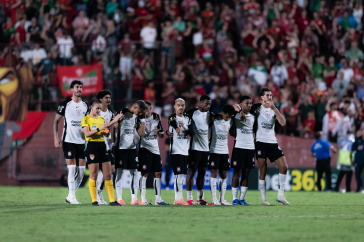 Jogadores do Corinthians perfilados durante disputa de p�naltis