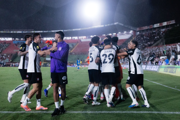 Jogadores e elenco do Corinthians vibram com classifica��o