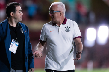 Marcelo Paz e Dorival J�nior conversam antes de jogo
