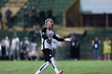 Matheuzinho comemorando p�nalti convertido