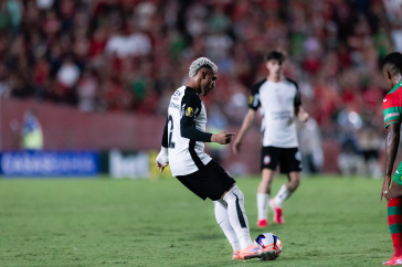 Matheuzinho em a��o de passe contra a Portuguesa pelo Paulista