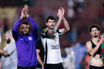 Raniele, Gustavo Henrique e Ramalho aplaudem a torcida