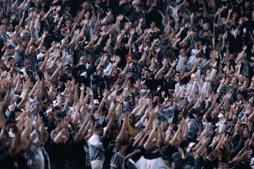 Torcedores do Corinthians apoiando durante jogo