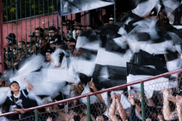 Torcida do Corinthians balan�ando bandeiras