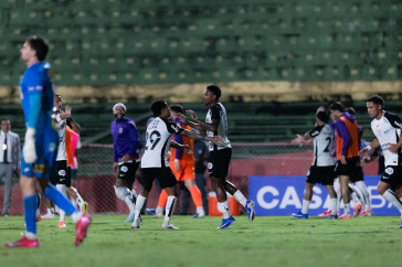 Vitinho e Allan comemoram gol contra a Portuguesa