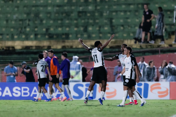 Vitinho vibrando com gol marcado
