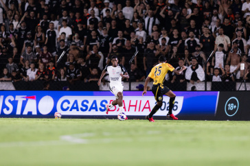 Andr� Luiz carrega a bola diante do Novorizontino
