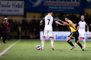 Breno Bidon com a bola diante do Novorizontino