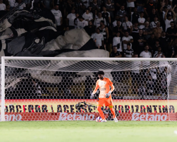 Hugo Souza com a bola durante jogo do Corinthians pela semifinal do Paulist�o
