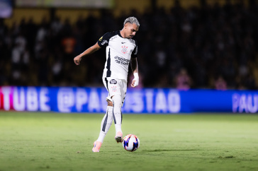 Matheuzinho com a bola durante jogo do Corinthians contra o Novorizontino
