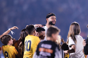 Memphis Depay cercado por torcedores mirins antes de semifinal do Paulist�o
