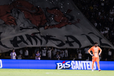 Torcida Organizada do Corinthians ao fundo de Hugo Souza