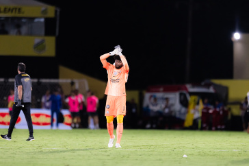 Hugo Souza aplaude torcida ap�s elimina��o