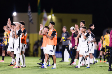 Kayke, Angileri, Dieguinho, elenco e jogadores aplaudem torcida