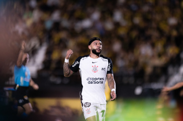 Memphis Depay sinalizando ap�s escanteio