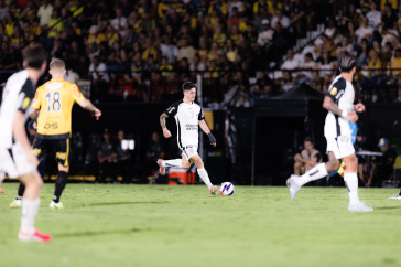 Rodrigo em a��o de passe contra o Novorizontino pelo Paulist�o