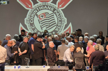Conselheiros do Corinthians reunidos no palco após cancelamento da reunião