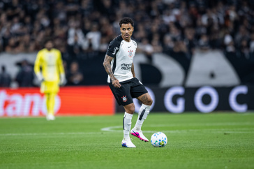 Allan com a bola contra o Coritiba na Neo Qu�mica Arena