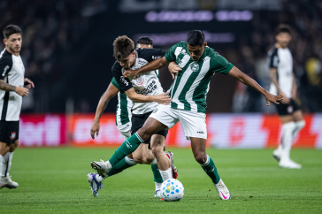 Breno Bidon briga pela bola contra jogador do Coritiba