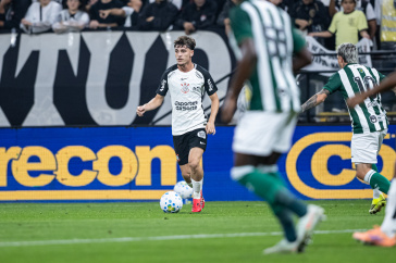 Breno Bidon com a bola contra o Coritiba pelo Brasileir�o