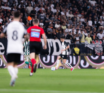 Gabriel Paulista caminha com a bola contra o Coritiba