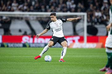 Gabriel Paulista passa a bola em partida contra o Coritiba