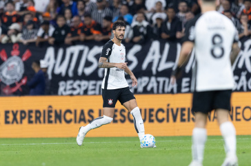 Gustavo Henrique com a bola durante partida do Corinthians contra o Coritiba