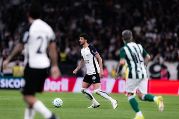 Gustavo Henrique corre com a bola contra o Coritiba
