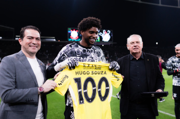 Hugo Souza � homenageado pelos 100 jogos com a camisa do Corinthians