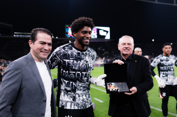 Hugo Souza, Marcelo Paz e Osmar Stabile antes de jogo come�ar