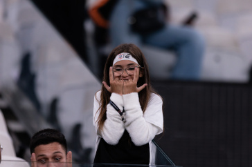 Torcedora do Corinthians faz comemora��o de Jesse Lingard