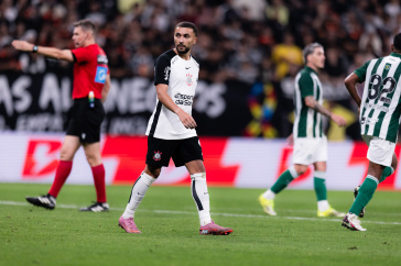 Zakaria Labyad em campo durante jogo do Corinthians contra o Coritiba
