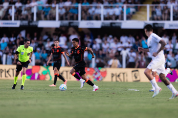 Allan disparando contra o Santos