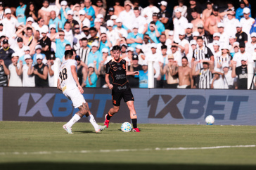Breno Bidon encarando a marca��o do Santos