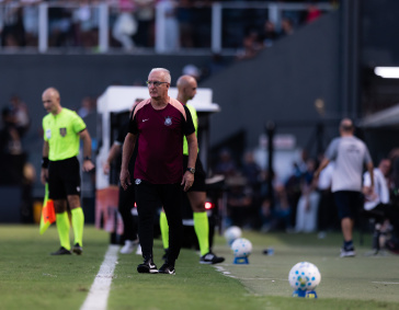 Dorival J�nior na beira do gramado contra o Santos