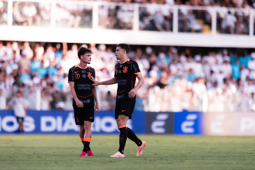 Gabriel Paulista e Breno Bidon conversando na Vila Belmiro