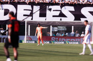 Hugo Souza instruindo a defesa contra o Santos